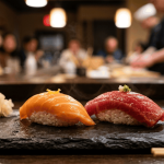 Selección de nigiris de atún rojo y salmón de alta calidad en plato cerámico tradicional.